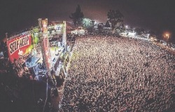 veganchan:  Crowd for ADTR at Self Help Festival