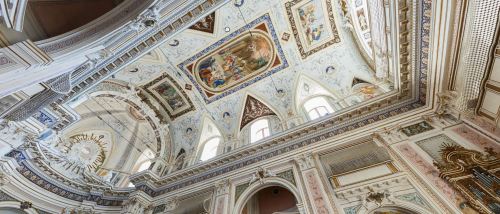 ferribotti:  Noto - Chiesa Santissimo SalvatoreUn complesso scenografico con Chiesa, monastero e seminario. La chiesa è un esempio del passaggio del tardo barocco siciliano che qui a noto fiorisce in nuovo neoclassicismo perdendo le immagini floreali,