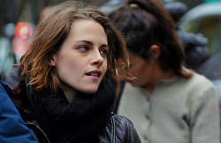 Kristenedits:    Kristen Stewart On The Set Of Personal Shopper In Paris, November