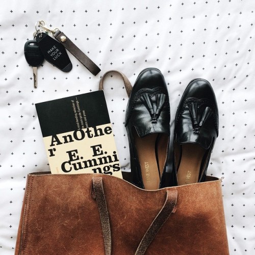 agentlewoman:These days my bag carries an extra pair of shoes thanks to the snow #everydaymadewell |