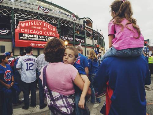 not everyone was stoked for Game 4 of the #WorldSeries … Bobby, 5, sleeps on his mother Robin