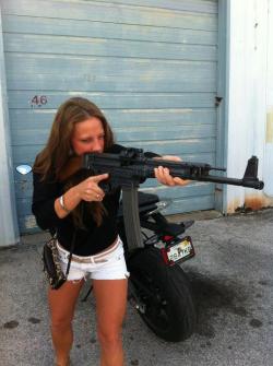 guns-and-babes:  Babe with gun http://guns-and-babes.blogspot.com/