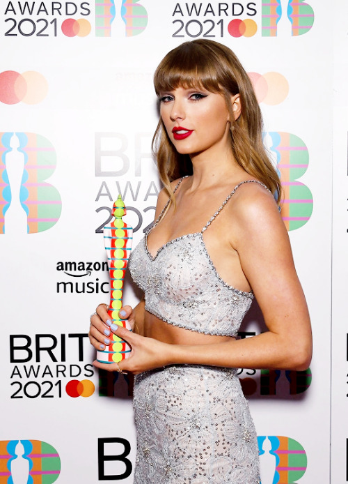 alison-swifts:Taylor Swift poses backstage with the award for Global Icon during The BRIT Awards 202