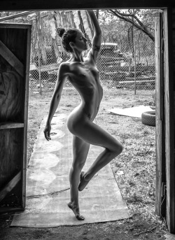 naked-yogi:  camdamage:  cam damage | by risen phoenix  camdamage you look like a ballerina!