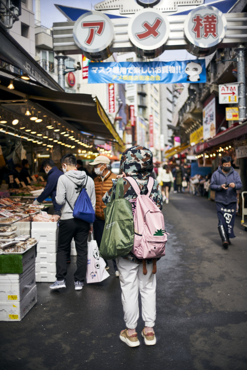 「上野散歩 - 35mm f1.7」今日は薄曇りの上野を散歩気乗りがしたので少し気合を入れて被写界深度浅めでスナップ人出は少なめだったけどやっぱりここには活気がある