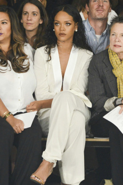 fuckyeahrihanna:  Rihanna at Edun Fashion