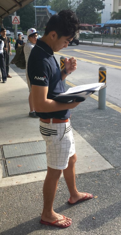 hbst:  Fan submission - Spotted at bus stop (When you see a cutie like this, don’t you wish that he’s taking the same bus as you?)