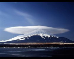 did-you-kno:  UFOs? Nope. Lenticular clouds (“UFO clouds”) are stationary lens-shaped clouds. They are a rare meteorological phenomenon. They form when a tall geographic feature, such as the the top of a mountain, interrupts a strong wind coming up