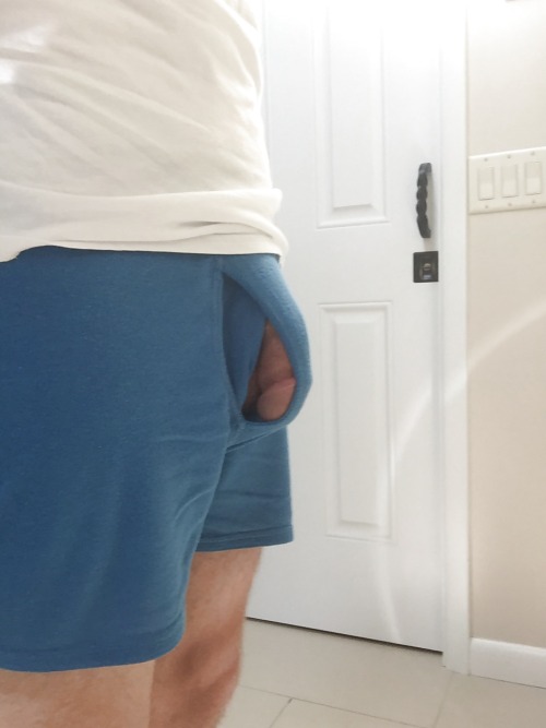 manlydadchaser63:…got lucky and caught a peek of Dad’s cock…