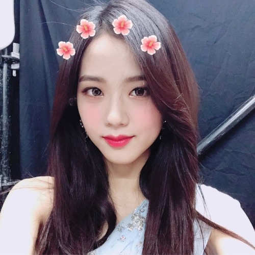 blackpinkofficial: [IG] 180820 sooyaaa__: 이번 후쿠오카 콘서트에서는 첫날에는 회색 드레스, 둘째 날에는 파란 드레스를 입었어요 ☺️알고 있던 블링
