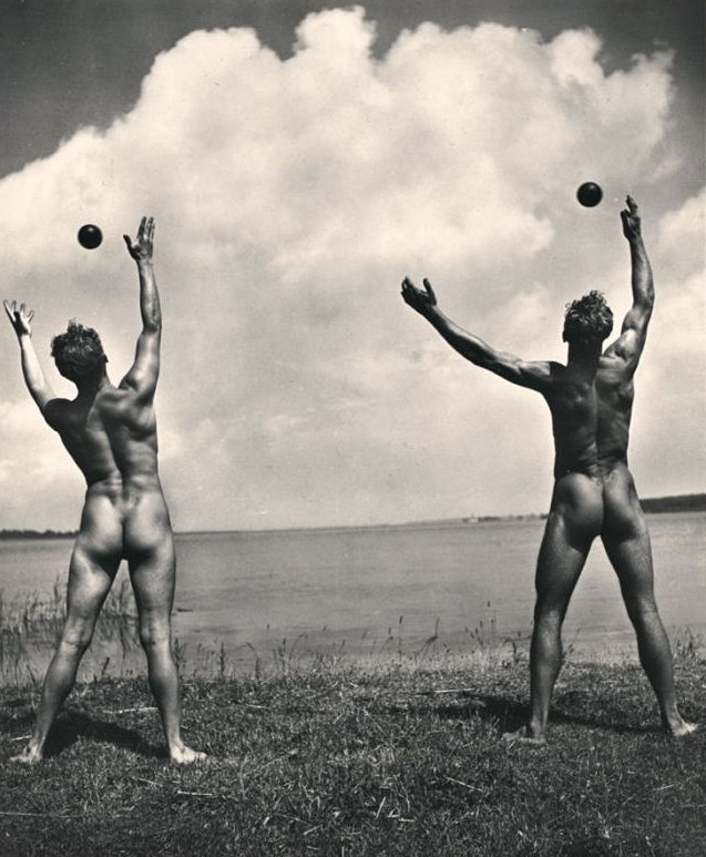vintagemusclemen:  This brings to mind the early 20th Century German nudists who