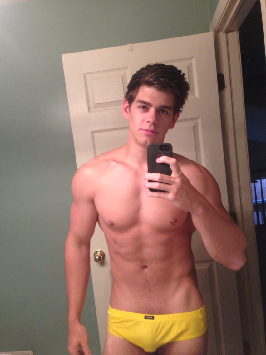 brentwalker092:  i-HOT award—ohmigosh-he’s-cute edition :) 