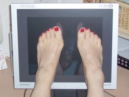 ttaixo wife spends a photograph of her feet to a on line BBC friend.