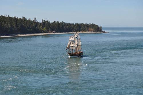 longmaytheysail:Lady Washington sailing through Deception Pass, Washington by Luke Carlson [x]