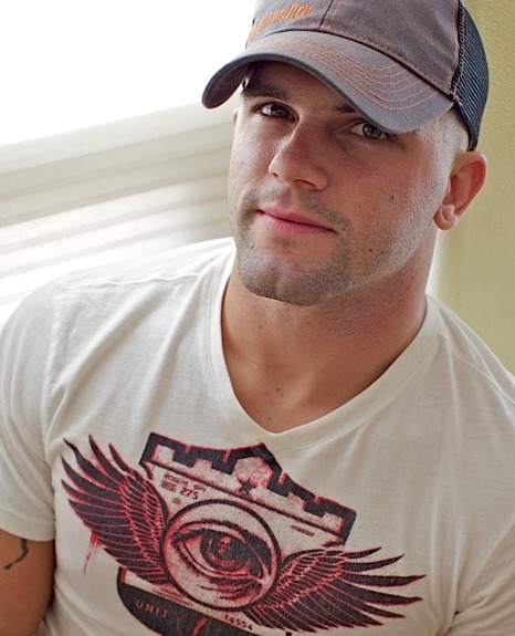 realmenstink:  slavethompson:  countryguytx:  Sexy  Sexy Sir   A CHIN YOU’D LOVE TO REST YOUR BALLS ON !!!