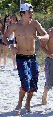 barefootnfamous:  Austin Mahone 