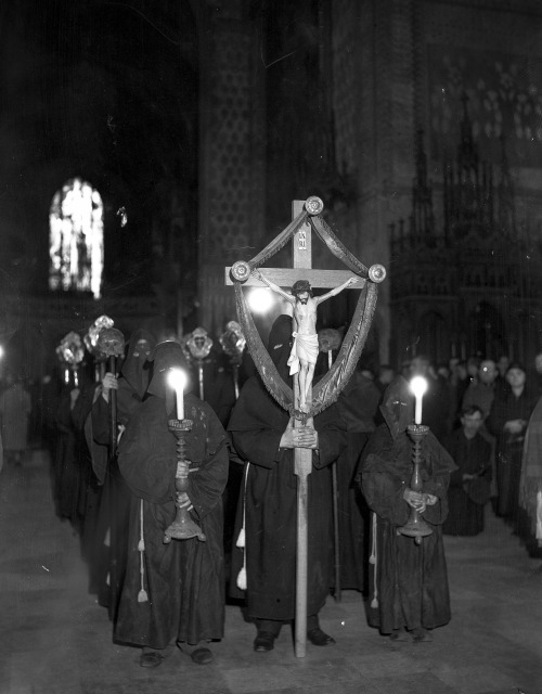 Członkowie Bractwa Męki Pańskiej w kościele oo. Franciszkanów w Krakowie (1933).