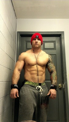 underarmourguys:  “tatted muscle stud in UA” nice submission!