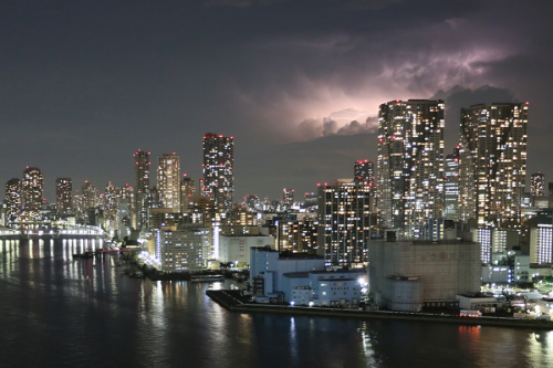 ビルに雷雲