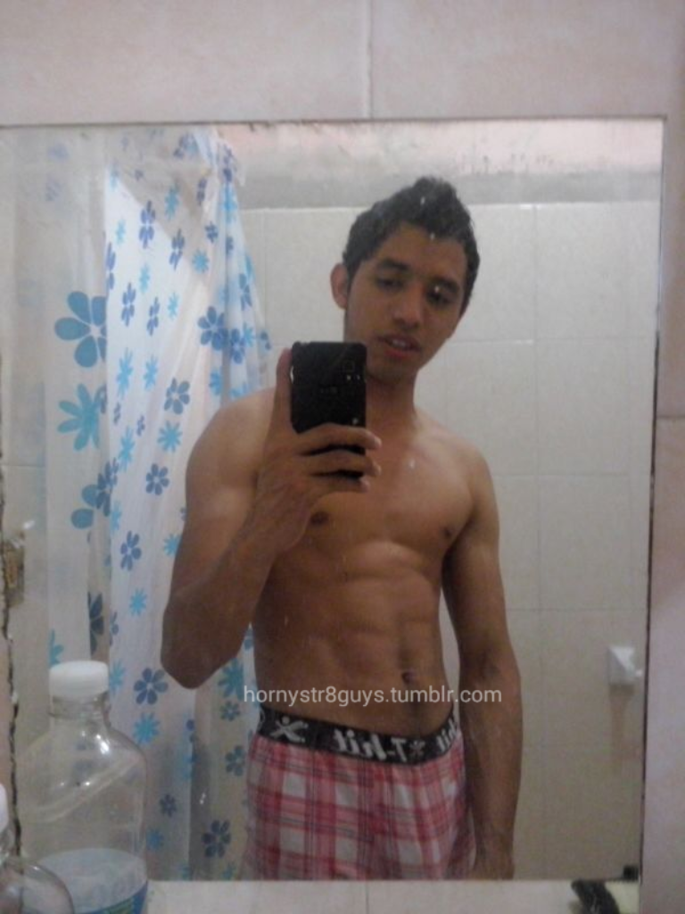 hornystr8guys:  José / 21 años / Yucatán   ¡Feliz inicio de semana!  Aquí les