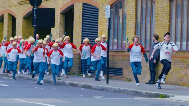 sopetahours:heroboof:lyraissleepy:The Able Sisters gets progressively louder the closer they geti don’t know shit about minecraft youtubers so i thought this was just a bunch of dave strider cosplayersit’s not a bunch of dave strider cosplayers???