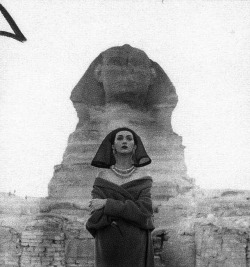 vaninnavaninni:Dovima photographed by Richard Avedon in Egypt, 1951.