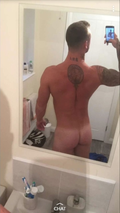 luke-winters:  freebaitss:  Robert 21 year old Muscled dude From Derry Northern Ireland showing us his six inch and pert ass  Proper fave 