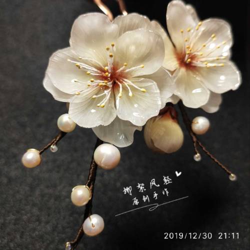 fouryearsofshades:hair ornaments made from Shrinky Dink 柳絮风轻原创手作