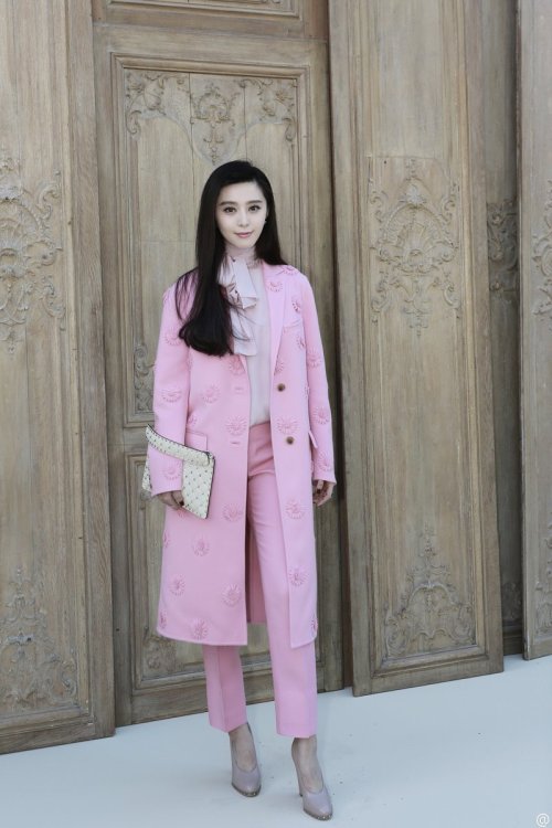 jeou:god-bingbing arriving at Valentino S/S 2017