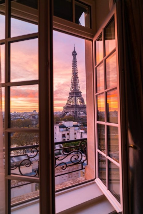 lilyadoreparis:La Tour Eiffel depuis l’Hôtel Shangri-La Paris. Eiffel Tower from Shangri-La Hotel Pa