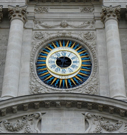 un-monde-de-papier:L’horloge de la façade de l’église Saint-Paul Saint-Lou