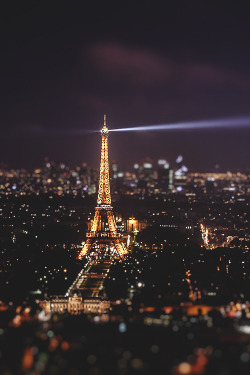 worldfam0us:  Beacon of Paris | WF