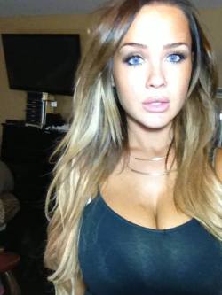 agreedyconcern:  Nice cleavage squeeze 