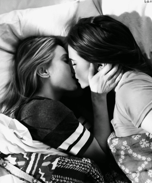 Lesbian 8. Поцелуй девушек. Поцелуй двух девушек. Обнимашки двух девушек. Красивая лесбийская любовь.