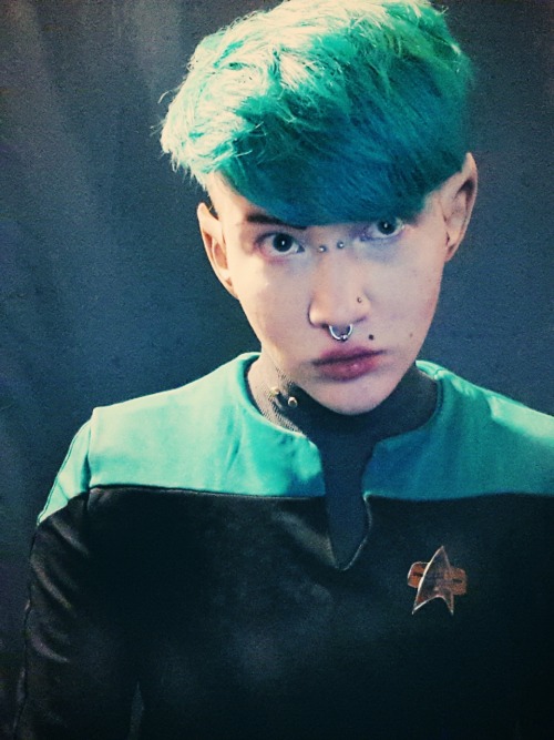 deepspacequeer: a human-vulcan hybrid who dropped out of the vulcan science academy to join starflee