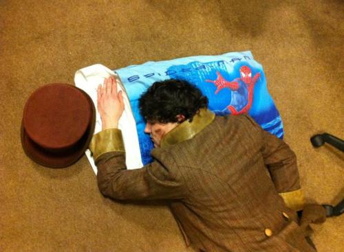 justbeencumberbatched: nothing-rhymes-with-ianto: Fra Fee asleep in the green room during Les Mis. t