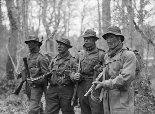 warhistoryonline: Trainees in a wooded area with their faces painted with camouflage paint, wearing 