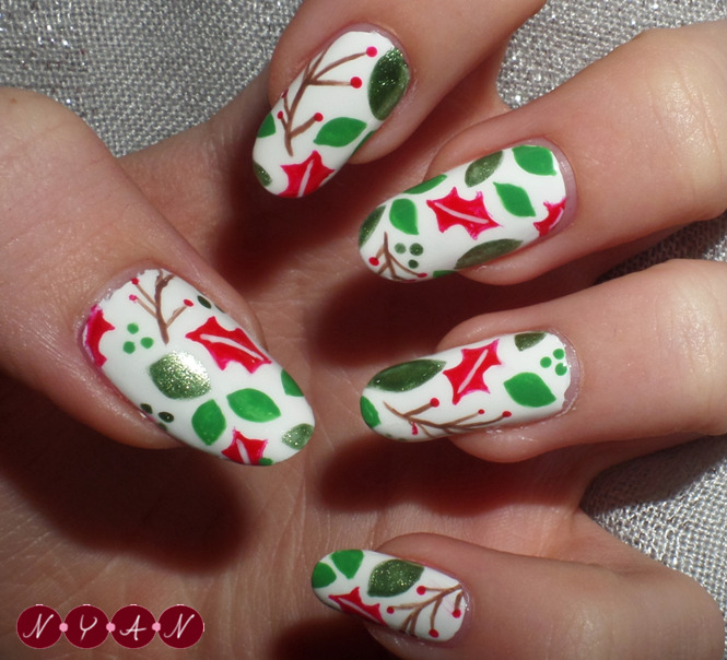 notyouraveragenails:  Happy (Holly)days! We have a frame with this pattern in my