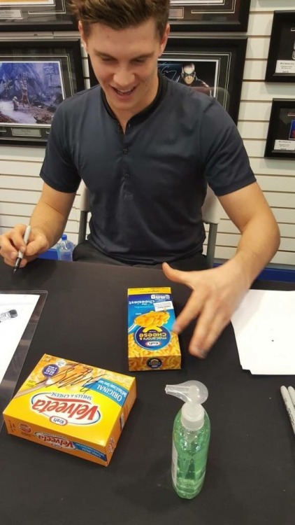 brassardy: i want signed mac and cheese by him:((((