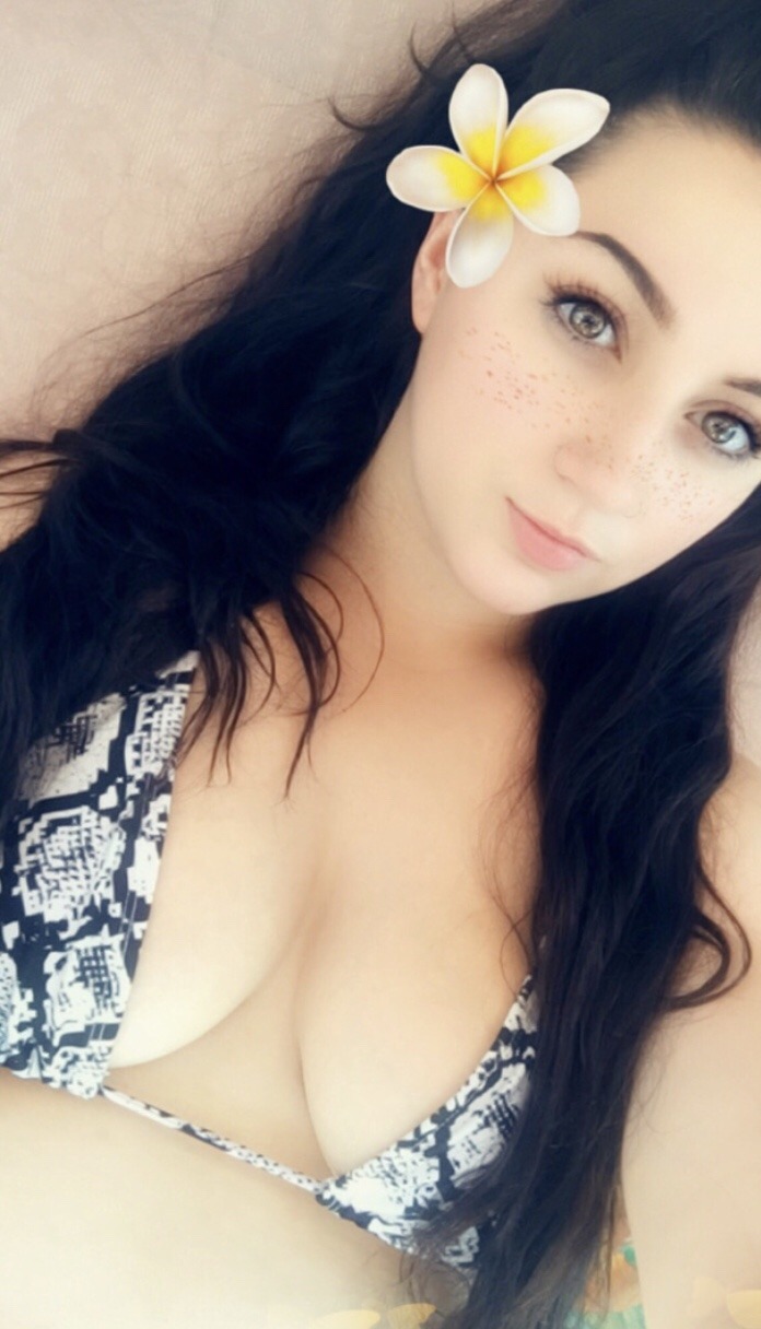 ditzyslut:  I’m baaack😈😋💗  selling my premium snap and much more 😉