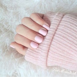 tiamcintosh:  When your nails match your outfit 💕