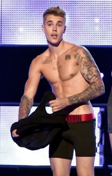 waistbandboy: Justin Bieber strips down to his black Calvin Klein boxerbriefs on