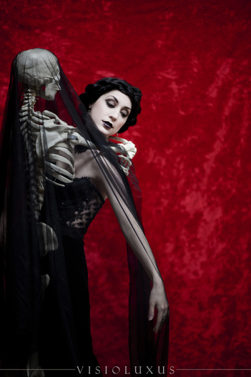 visioluxus: Danse Macabre Model: ammalynn H/MU: thebirdbones