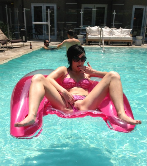damonandverucajames:  Pool pussy! 