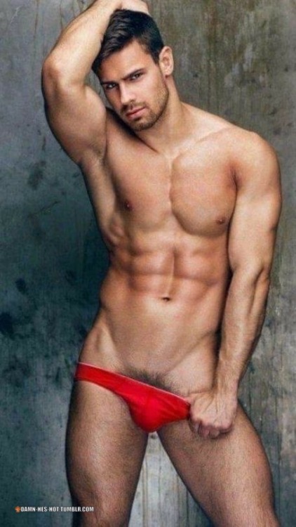 sonodiluce:  damn-hes-hot:  DAMN HE’S HOT!