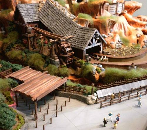 gameraboy:Via Imagineering Disney:This AMAZING working 1/87th scale model of Disneyland’s Splash