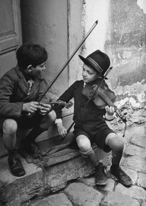 romani-culture:Gypsy children playing violin in the street, Budapest, Hungary, 1939.