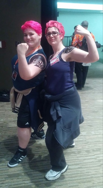 skuttzdoescosplay:  @amb0rg WHAT A GORGEOUS ZARYA~~~!!  I was so excited to flex with another glorious beefwaifu~!!<3 Thank you so much for such a fun photo op! :D  Hahaaaa!! X3 WHEN YOU HAVE A SHIT DAY AND YOU GET ONLINE AND YOUR FAVE ZARYA BLOG REBLO