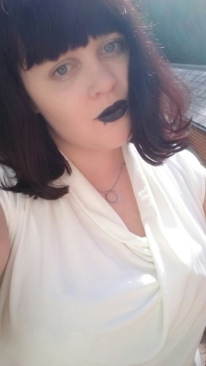 silkshirtlesbian: it’s not easy being a Professional Goth Lesbian™ but someone’s g