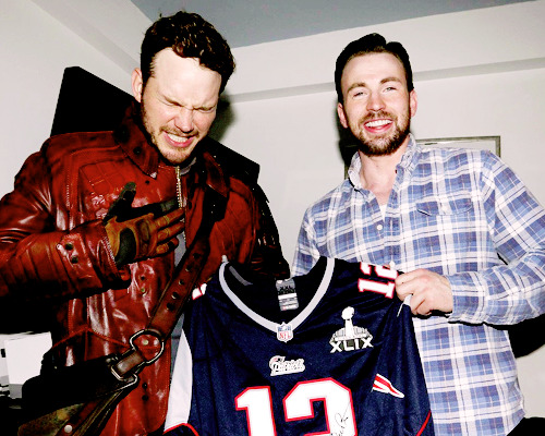 thebatmn:Chris Evans and Chris Pratt win so many points while dropping by Christopher’s Haven to vis